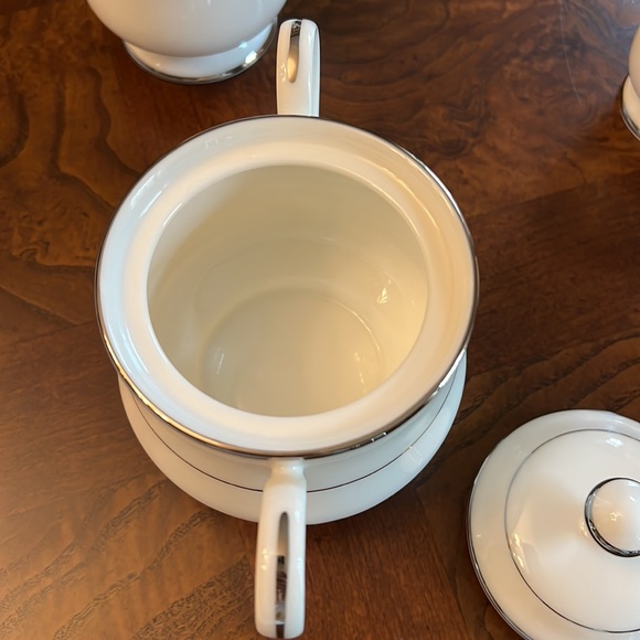 Gorham Serena Creamer, Sugar bowl with lid, Salt and Pepper Shakers. Fine China. - Picture 7 of 12